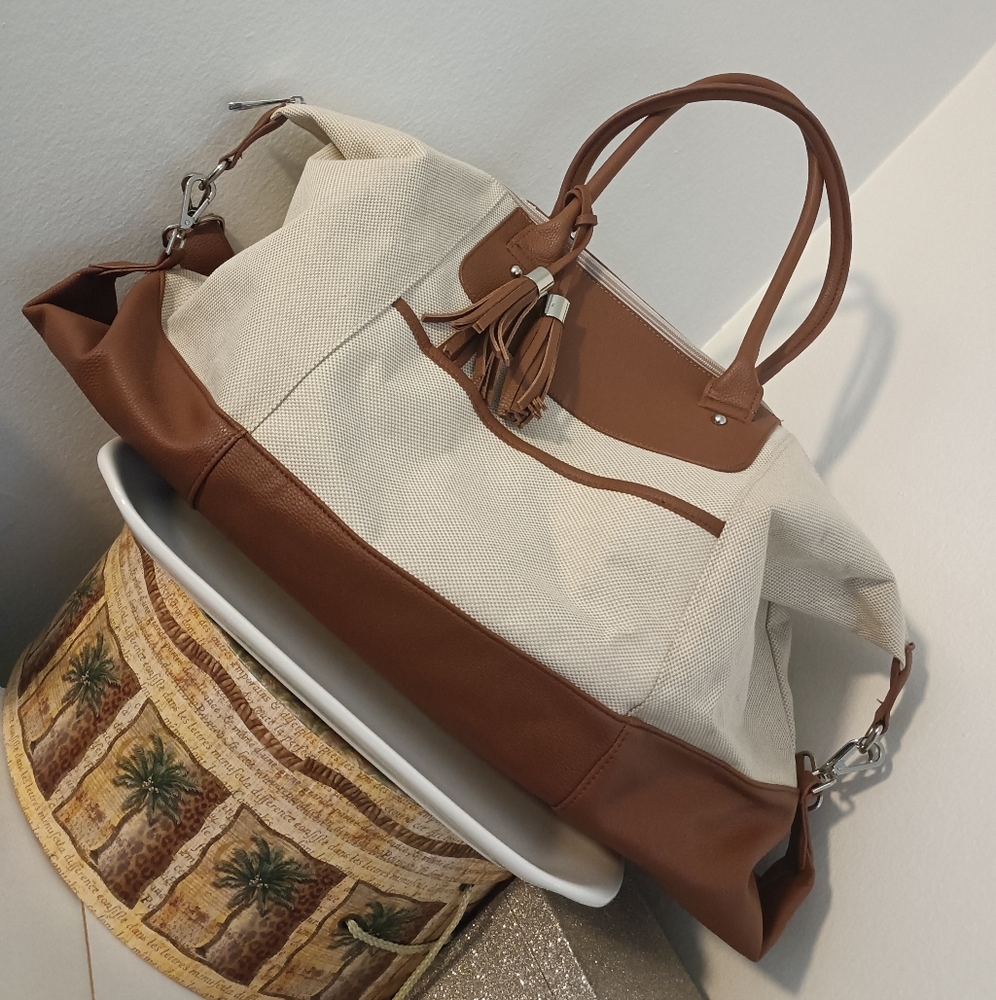 NWOT StoneMoutain Huge Cream and Brown/Camel Duffel Weekender Tote Bag